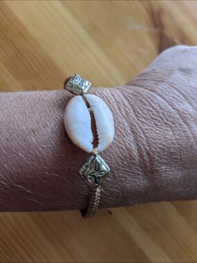 Bracelet Macrame Cowie Gold-Tone Shell Charm Bracelet in White